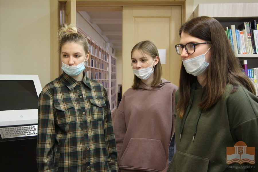 Первокурсники Института педагогики и психологии ПетрГУ изучают работу книговозвратчика