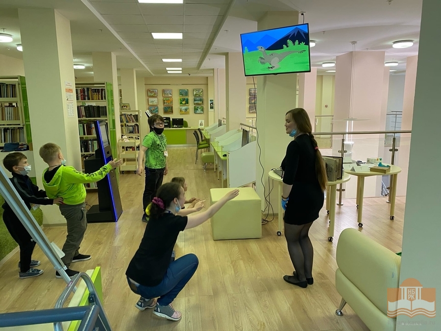 Юные читатели на познавательно-игровой программе «ЗооАкадемия: школа юного палеонтолога» (7+)