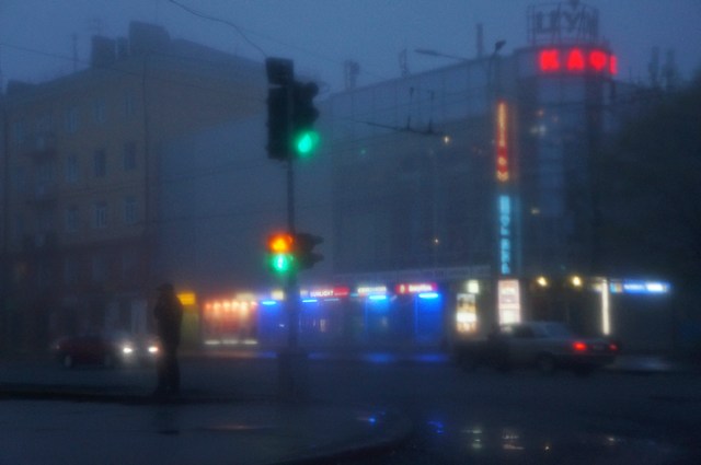 Все тот же город, тот же год и день, / И тот же дождь и тот же гул и мгла, / И тот же тусклый свет из-за угла / И улица все та же. / © И. Бродский