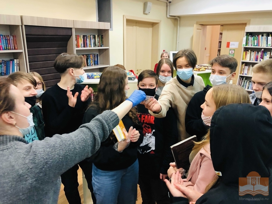 Вручение читательских билетов семиклассникам петрозаводской средней школы №3