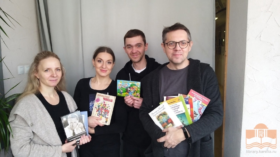 Актёры Театра Кукол Республики Карелия - участники акции книгодарения