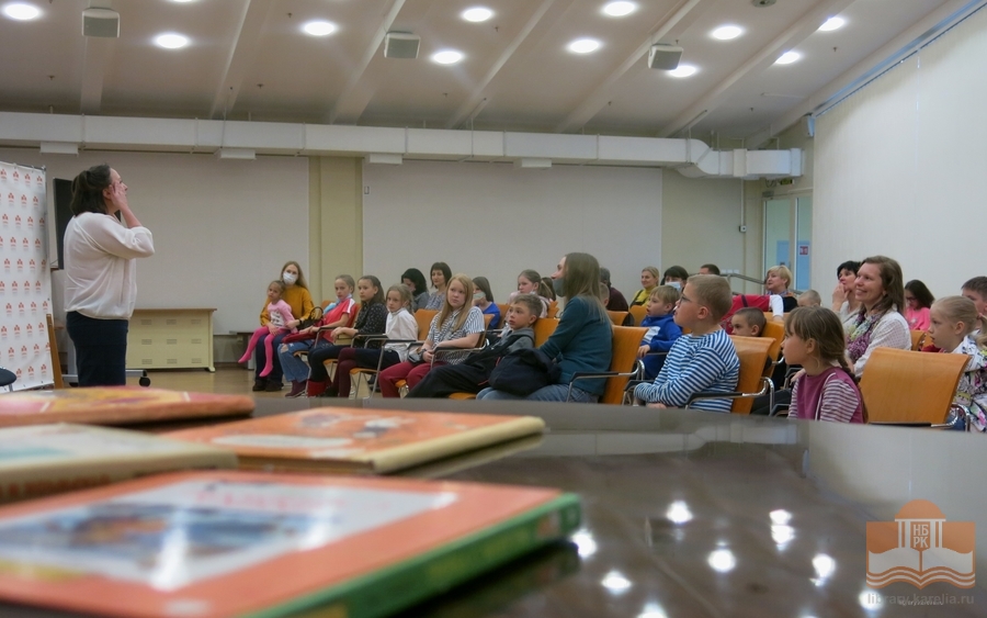 Зрители спектакля «Особый» по мотивам произведений Ирины Пивоваровой «Про Люсю Синицыну»