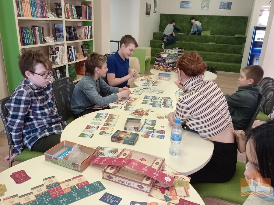 Каждое воскресенье играем в настолки в библиотеке!