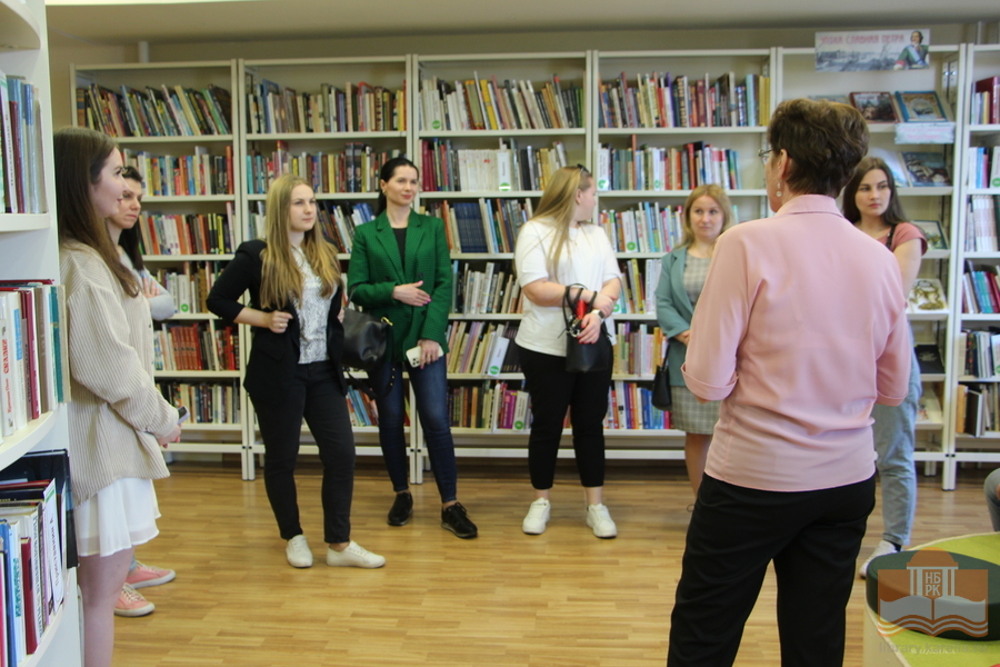 Экскурсия для магистрантов Института педагогики и психологии ПетрГУ по главной библиотеке республики