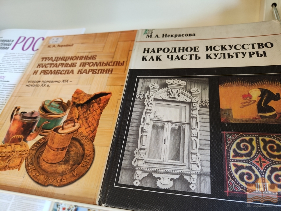 «Традиции живая нить: народные промыслы России» – книжная выставка в Центре детского чтения