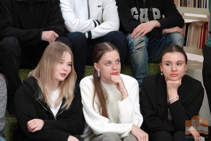 Старшеклассники средней школы № 14 в Национальной библиотеке Карелии