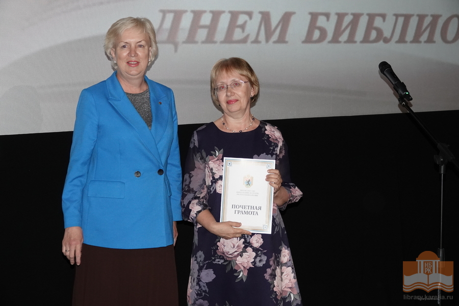Заместитель министра Наталья Дмитриевна Волкова вручила награды от Министерства образования и спорта Республики Карелия