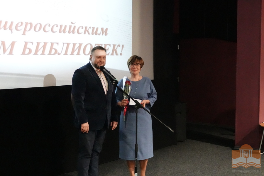 Министр культуры Республики Карелия Алексей Николаевич Лесонен вручил сотрудникам библиотек дипломы и награды
