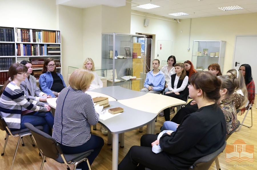 Cтуденты Института педагогики и психологии ПетрГУ в секторе редких книг и работы с книжными памятниками