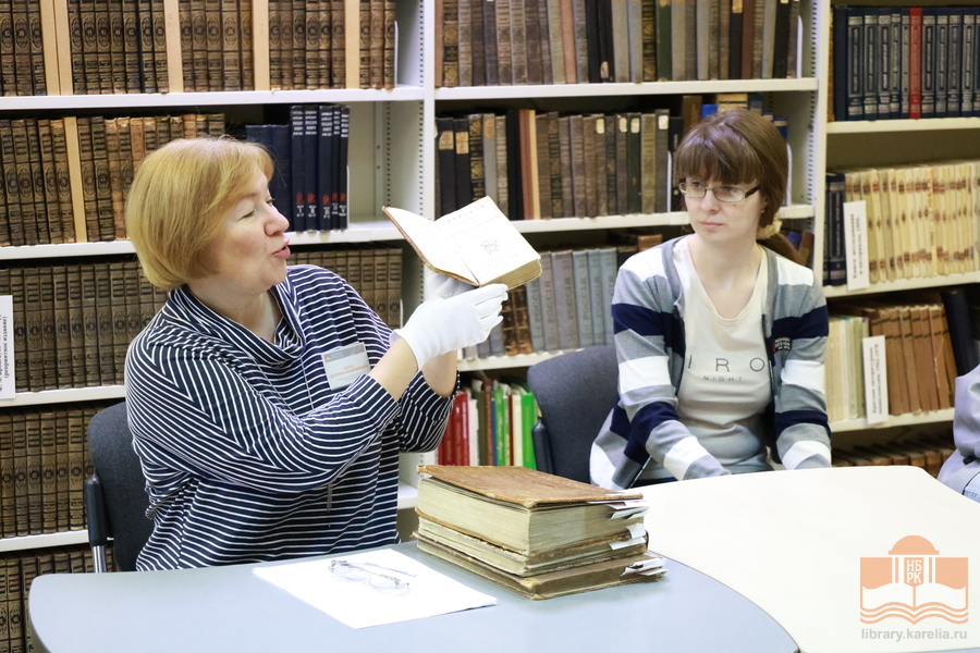 Cтуденты Института педагогики и психологии ПетрГУ в секторе редких книг и работы с книжными памятниками. Рассказывает Екатерина Одинец